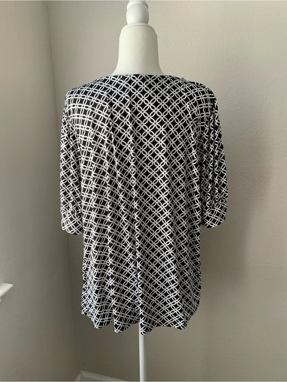 Scoop Neck Short Sleeve Geometric Print Top - Black/White - Picture 4 of 6